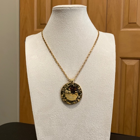 NWT Robert Lee Morris gold tone hammered circle pendant necklace - Picture 8 of 10